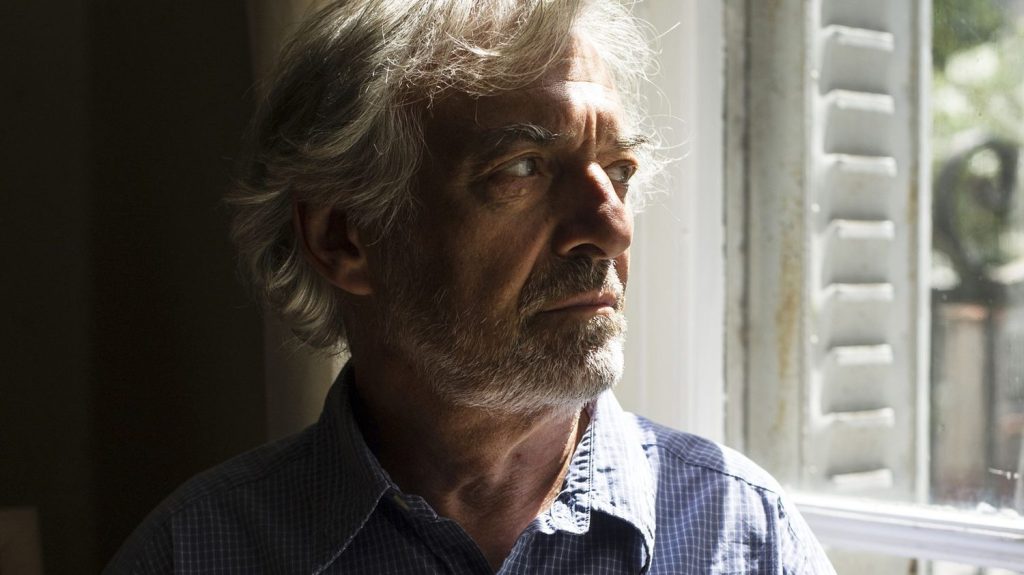 "C'est le livre sans doute le plus difficile et embarrassant que j'ai pu écrire" : avec "L'origine des larmes", Jean-Paul Dubois, Prix Goncourt 2019, livre son roman le plus sombre
L'auteur de 74 ans nous présente un homme solitaire, qui préfère la compagnie de l'intelligence artificielle et des chiens à celle des hommes, et dont l'existence a été en grande partie fracassée et gâchée par un père abject. Entretien