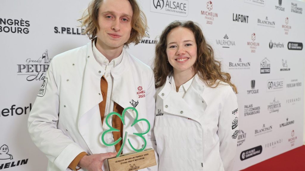 Guide Michelin : obtenir une étoile "permet de se libérer", témoigne un jeune couple de Strasbourg récompensé en 2023
Le célèbre Guide Michelin décerne lundi ses étoiles aux chefs cuisiniers. L'an dernier, 44 nouvelles tables ont rejoint la constellation des étoilées en France. Parmi eux, un jeune couple de 26 et 27 ans, installé à Strasbourg.
