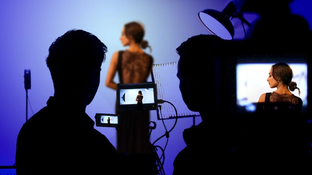 Témoignages
"À un moment, j'ai dit stop" : de jeunes professionnelles du cinéma racontent leurs débuts face aux violences sexuelles et au harcèlement
Comment les jeunes femmes qui débutent dans le cinéma se positionnent-elles face aux comportements toxiques ? Une actrice, une machiniste et une réalisatrice témoignent des obstacles rencontrés et de leur façon d'y faire face.