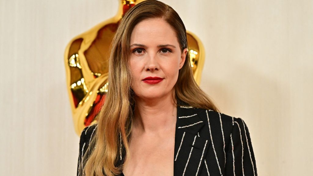 Après l'Oscar du meilleur scénario original, les portes de Hollywood "sont ouvertes", affirme la réalisatrice française Justine Triet
Depuis la Palme d'or en mai, "Anatomie d'une chute" a accumulé les récompenses internationales avec deux Golden Globes, un Bafta (équivalent d'un César britannique) et plusieurs prix des critiques américains.
