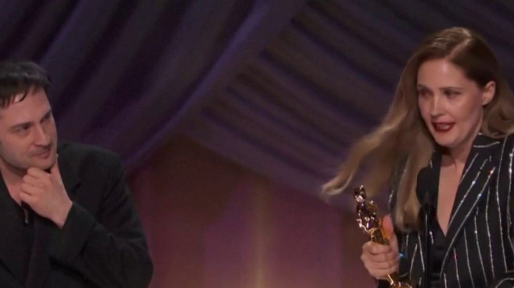 Oscars 2024 : le succès continue pour Justine Triet
Le succès continue pour "Anatomie d'une chute" et sa réalisatrice Justine Triet. La Française a de nouveau été récompensée durant la cérémonie des Oscars, qui s'est tenue dans la nuit du dimanche 10 au lundi 11 mars.