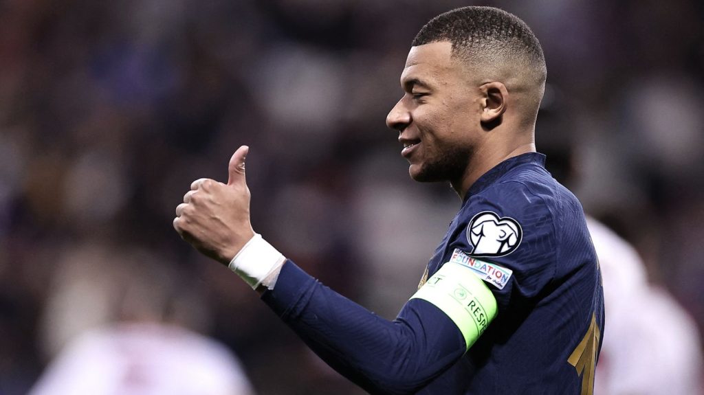 Vidéo
Paris 2024 : "Il y aura de la fatigue", s'inquiète Didier Deschamps, sceptique sur la possibilité d'enchaîner l'Euro et les JO pour Kylian Mbappé
Le sélectionneur des Bleus a émis des réserves à l'égard de l'enchaînement des deux compétitions pour les joueurs potentiellement concernés, dont Kylian Mbappé.