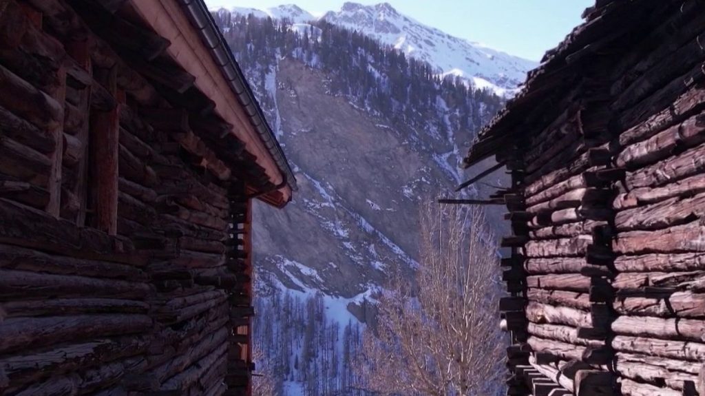 Hautes-Alpes : entre tradition et modernité, le bois fait battre le cœur du Queyras
Au cœur du Queyras, un massif alpin préservé, le bois est omniprésent. De nombreuses maisons, appelées des fustes, anciennes ou nouvelles, sont construites avec du bois de la région.