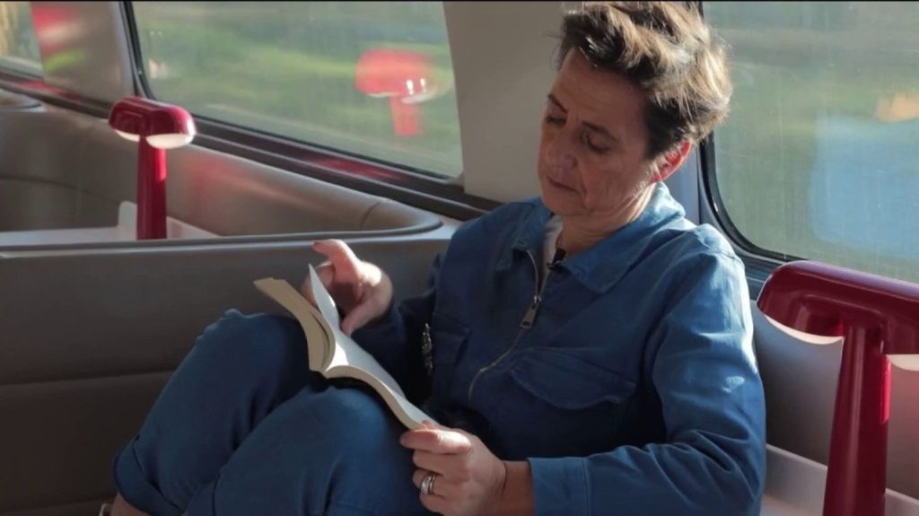 La lecture au fil des rails : que lisent les passagers dans les trains ?
Vendredi 15 mars, la journaliste Anne-Marie Revol est allée à la rencontre des passagers d’un train pour connaître leur lecture au fil des rails.