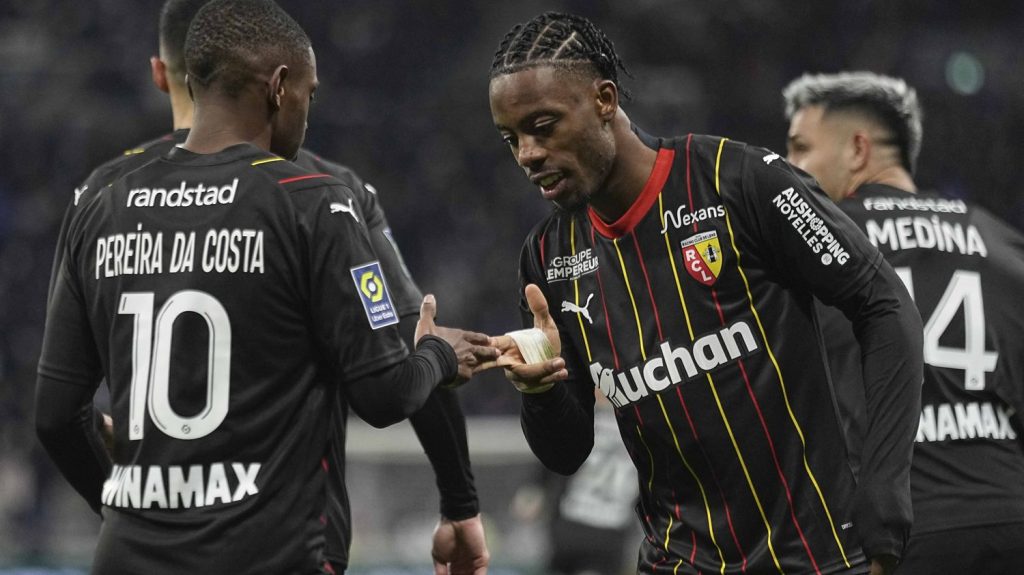 Ligue 1 : Lens met fin à la belle série de l'OL et se rapproche du podium
Au Groupama Stadium dimanche, les Lensois ont giflé l'Olympique lyonnais (0-3) et mis fin à la série de quatre victoires consécutives des locaux en Ligue 1.