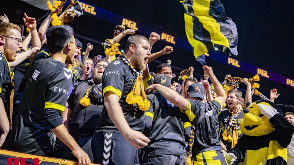 Reportage
Esport : les clubs de jeux vidéo ont aussi leurs "ultras", ces supporters qui font les déplacements pour les soutenir
Plusieurs milliers de personnes étaient réunies à Copenhague (Danemark) lors d'un Major de jeux vidéo, samedi 30 mars. Un stade plein à craquer où les "ultras" français ont donné de la voix. Des supporters qui, comme dans les clubs de football, sont désormais omniprésents.