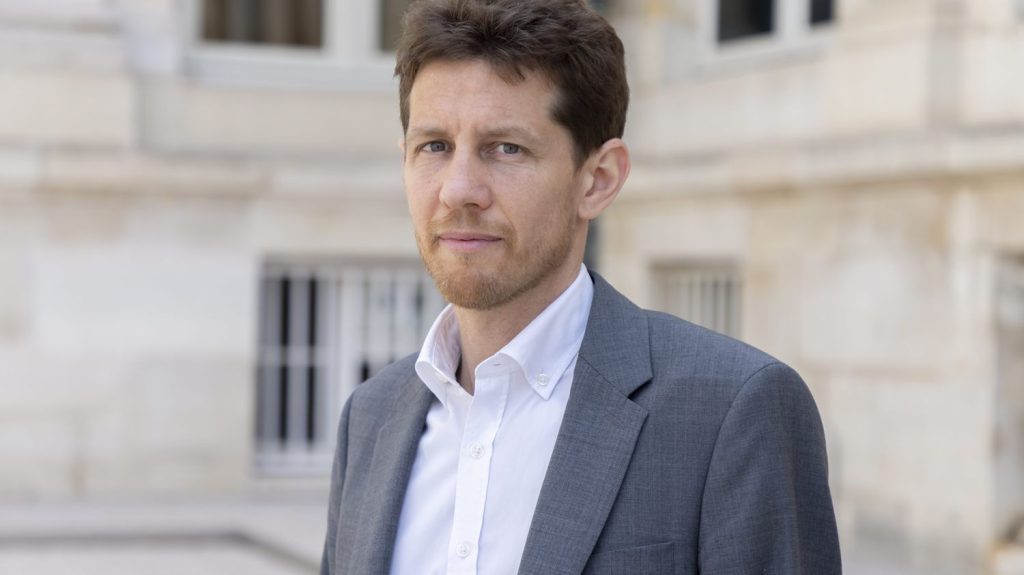 Une proposition de loi pour le libre accès à la nature : "Le droit d’aller et venir est aussi un droit constitutionnel", plaide le député EELV Jérémie Iordanoff
Le droit de propriété et le droit d’aller et venir "sont deux droits qui coexistent dans notre Constitution. Il faut trouver l’équilibre", plaide le député, alors que de plus en plus de propriétaires interdisent le passage sur leurs terres.
