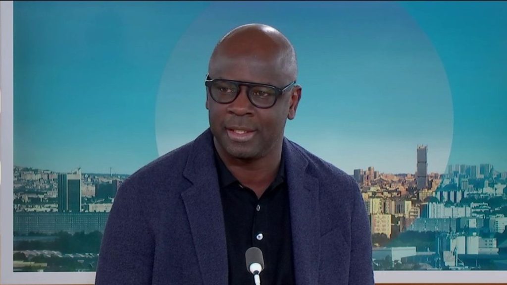 Aya Nakamura aux JO : "Comme c'est la meilleure, elle mérite de représenter la France", assure Lilian Thuram qui dénonce des attaques racistes
Alors qu'Aya Nakamura pourrait chanter à la cérémonie d'ouverture des JO de Paris 2024, l'extrême droite l'a attaquée. Pour Lilian Thuram, président de la fondation "Éducation contre le racisme, pour l'égalité", invité du 12/13 info, cela prouve le racisme français.