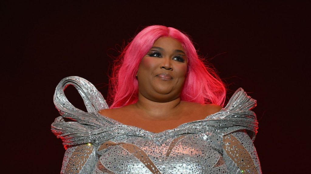 Accusée de harcèlement, la chanteuse Lizzo annonce "démissionner"
Confrontée depuis plusieurs mois à des accusations de harcèlement d'anciennes de ses danseuses, Lizzo a déclaré dans une publication Instagram "démissionner" à cause des "mensonges" racontés sur elle.