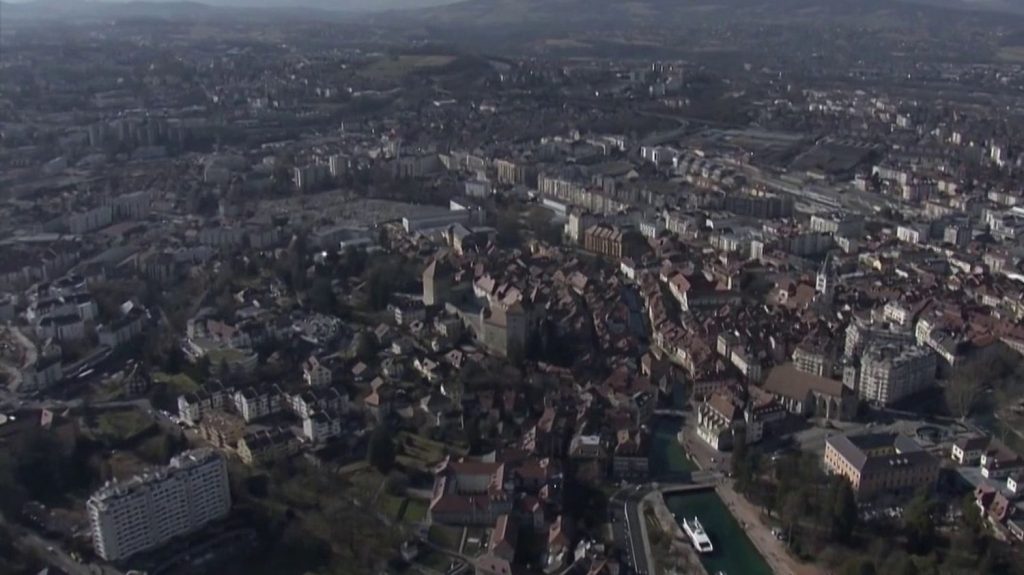 Villes touristiques : mission impossible pour accéder à un logement ?
Dans de nombreuses villes de France, se loger est devenu une véritable problématique. Mardi 19 mars, les équipes de France Télévisions se sont rendues à Annecy (Haute-Savoie), où trouver un appartement à louer s’avère très compliqué.