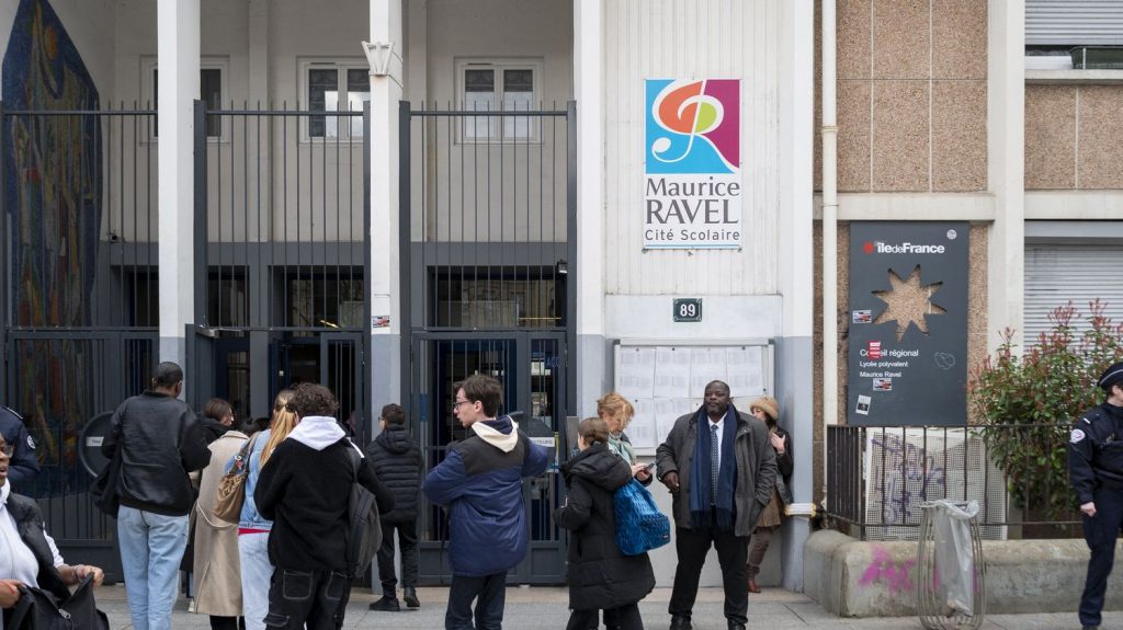 "On trouve ça lamentable" : après un incident lié au voile, des professeurs du lycée Ravel de Paris "choqués" par la démission du proviseur
Menacé sur les réseaux sociaux depuis un mois après avoir demandé à une élève d'enlever son voile, le proviseur de ce lycée de l'Est parisien a finalement démissionné.