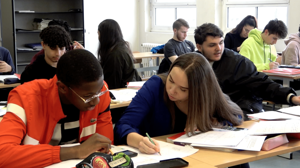 "Le monde est à eux" : un an dans une classe de terminale de banlieue avec des élèves entraînés comme des athlètes de haut niveau
Dans ce lycée de la banlieue parisienne, la classe de terminale de Monsieur Fontanieu obtient chaque année 100% de réussite au bac.