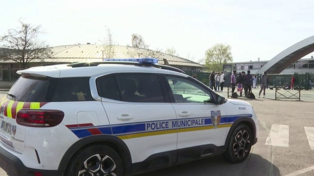 Cyberattaque dans les lycées : des établissements scolaires sous surveillance
De nombreux lycées français étaient en alerte jeudi 21 mars, après que des élèves et des professeurs ont reçu des menaces d'attentat et une vidéo de décapitation dans la nuit.