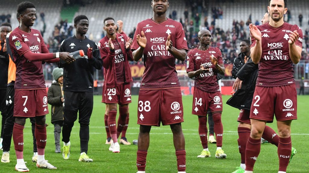 Lutte contre le racisme : les joueurs du FC Metz porteront des maillots qui racontent leur "histoire migratoire familiale" avant le match de samedi
Ils l'arboreront lors de l'échauffement, avant le match contre l'AS Monaco, dans le cadre de la 27ème journée de Ligue 1, justement consacrée à la lutte contre le racisme dans les stades.