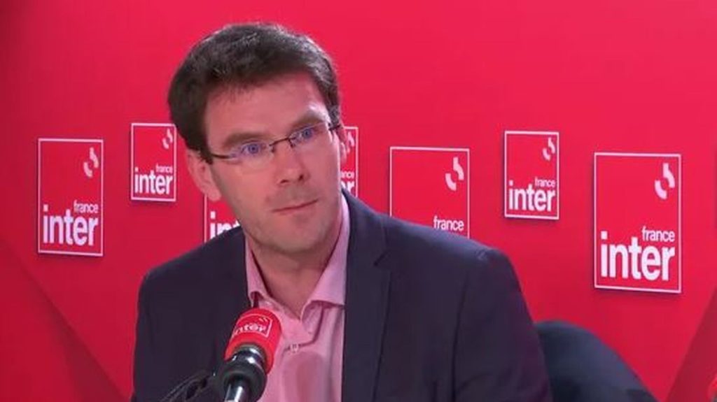 Zones à faibles émissions : "Nos efforts ont payé", réagit le maire de Rouen, autorisé à laisser circuler les véhicules Crit'Air 3 au-delà de janvier 2025
Au lieu d'interdire, la municipalité a fait le choix de multiplier et de favoriser les alternatives à la voiture. Un choix payant, selon Nicolas Mayer Rossignol.