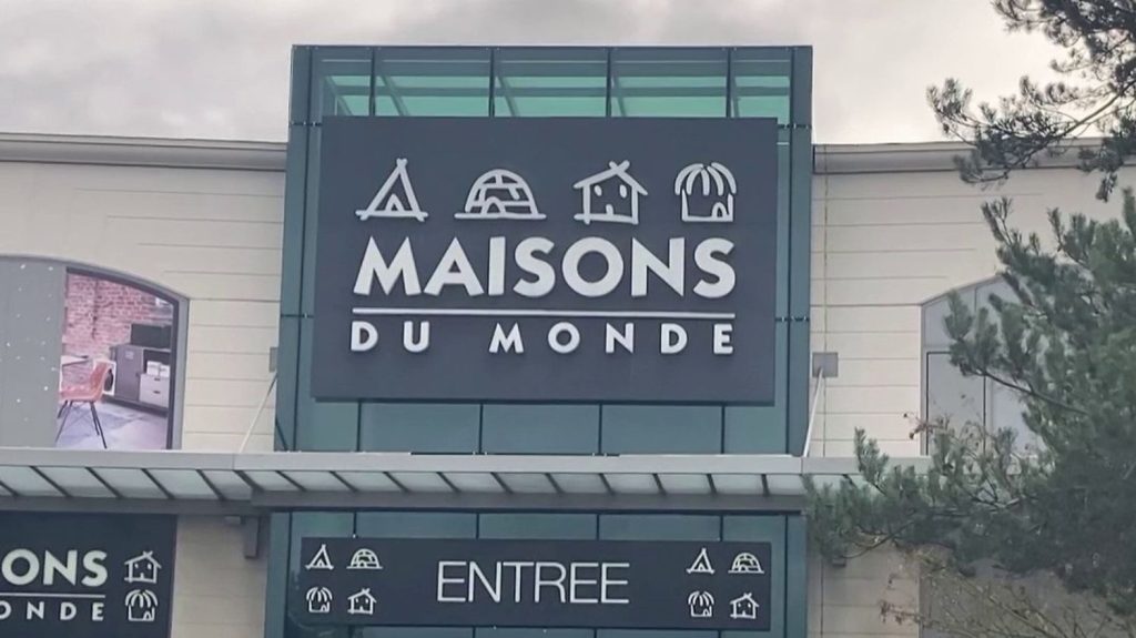 Consommation : Maisons du Monde annonce une réorganisation pour pallier la baisse de ses ventes
L'enseigne d'ameublement Maisons du Monde connaît des difficultés, avec une baisse des ventes significative depuis deux ans. La marque annonce un plan d'économies et de réorganisation de ses magasins.