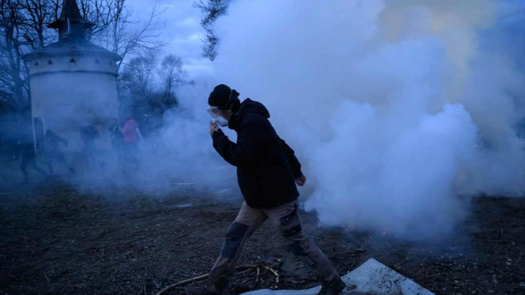 Autoroute A69 : les gendarmes dispersent des manifestants venus ravitailler les opposants au projet
Après quelques bousculades, les gendarmes ont fait usage de gaz lacrymogènes vendredi, selon un journaliste de l'AFP.