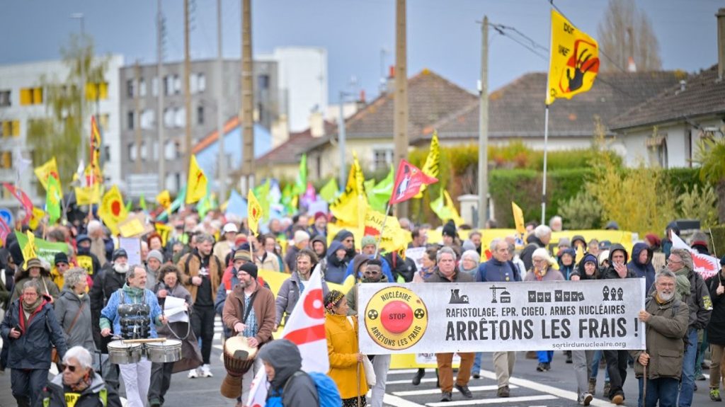 Nucléaire : plus de 700 personnes manifestent à Caen contre le démarrage de l'EPR de Flamanville
Le cortège réunissait des associations antinucléaires, des syndicats agricoles ou encore des partis politiques.