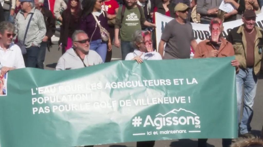Pyrénées-Orientales : des manifestants se mobilisent contre le projet de golf de Villeneuve-de-la-Raho
Alors que la mairie projette de créer un nouveau golf à Villeneuve-de-la-Raho, des milliers de personnes ont manifesté pour dénoncer, selon eux, une aberration environnementale, à l'heure où l'eau est une problématique centrale dans la région.