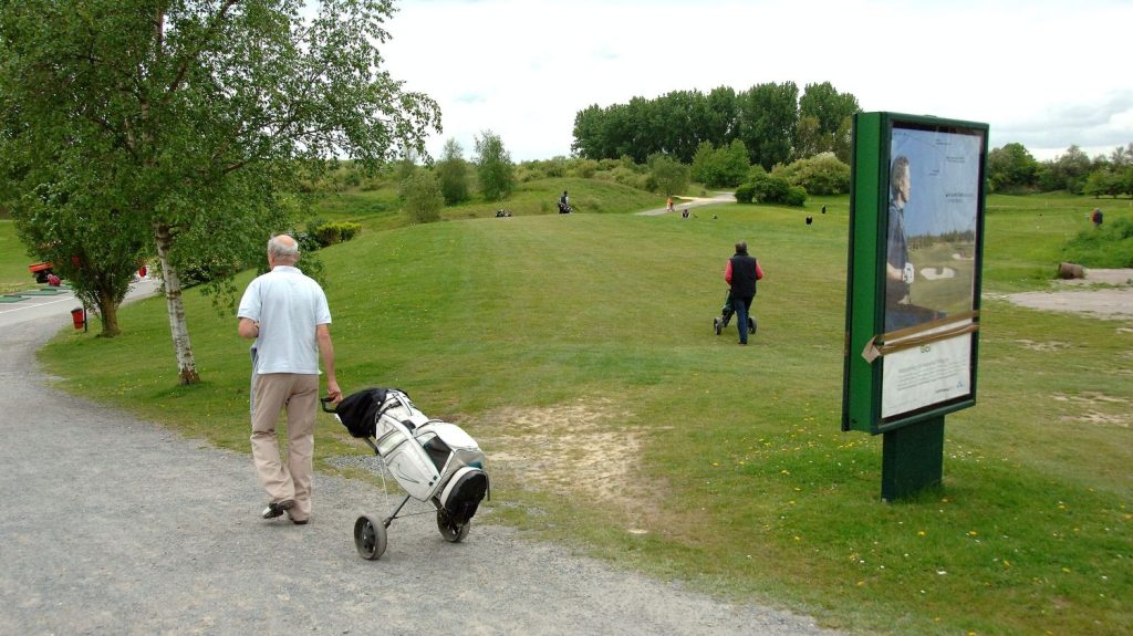 Mobilisation contre un golf : "Arrêtons un peu d'attaquer des groupes sociaux, c'est une mauvaise pente qu'il ne faut pas choisir", selon Jean Viard
Une manifestation se déroule aujourd'hui à Villeneuve-de-la-Raho, dans les Pyrénées-Orientales, pour dire non à un projet immobilier qui comprend un hôtel, des logements et un golf. Un projet immobilier lancé il y a une vingtaine d'années. Les travaux viennent de commencer.