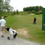 Mobilisation contre un golf : "Arrêtons un peu d'attaquer des groupes sociaux, c'est une mauvaise pente qu'il ne faut pas choisir", selon Jean Viard
Une manifestation se déroule aujourd'hui à Villeneuve-de-la-Raho, dans les Pyrénées-Orientales, pour dire non à un projet immobilier qui comprend un hôtel, des logements et un golf. Un projet immobilier lancé il y a une vingtaine d'années. Les travaux viennent de commencer.