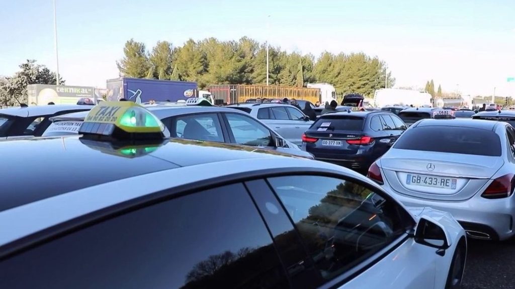 Manifestation des taxis : des opérations escargots dans plusieurs villes
Les taxis manifestent, lundi 4 mars, contre le partage de taxis pour plusieurs malades. Cette mesure doit permettre à la Sécurité sociale de réaliser des économies.