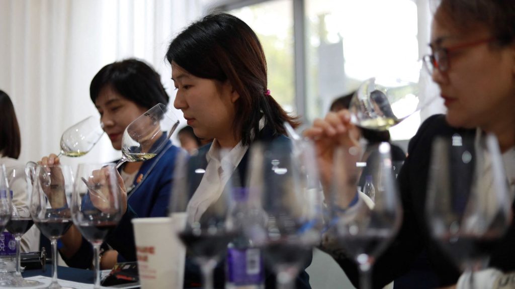 "Mes clients n'ont pas commandé depuis quatre ou cinq ans" : en Chine, les producteurs de vin français tentent de reconquérir un marché en berne
Entre ralentissement de l'économie chinoise et baisse de la consommation, les ventes de vin et spiritueux français sont compliquées. De retour à la foire de Chengdu, les producteurs tentent toutefois de reconquérir ce marché désormais beaucoup moins favorable.
