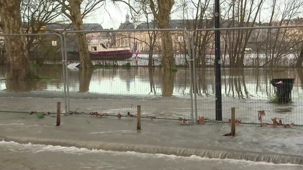 Gironde : les fortes marées ont fait déborder la Garonne à Bordeaux
La Garonne est sortie de son lit à Bordeaux, mardi 12 mars. Le maire, Pierre Hurmic, craint que des événements de ce type se multiplient à l’avenir.