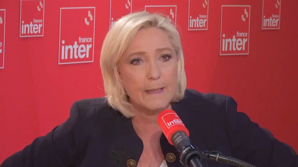 Aya Nakamura : "C'est une provocation supplémentaire d'Emmanuel Macron", cingle Marine Le Pen
Selon la présidente du groupe RN à l'Assemblée nationale, la chanteuse franco-malienne n'est pas un choix idoine pour représenter la France.