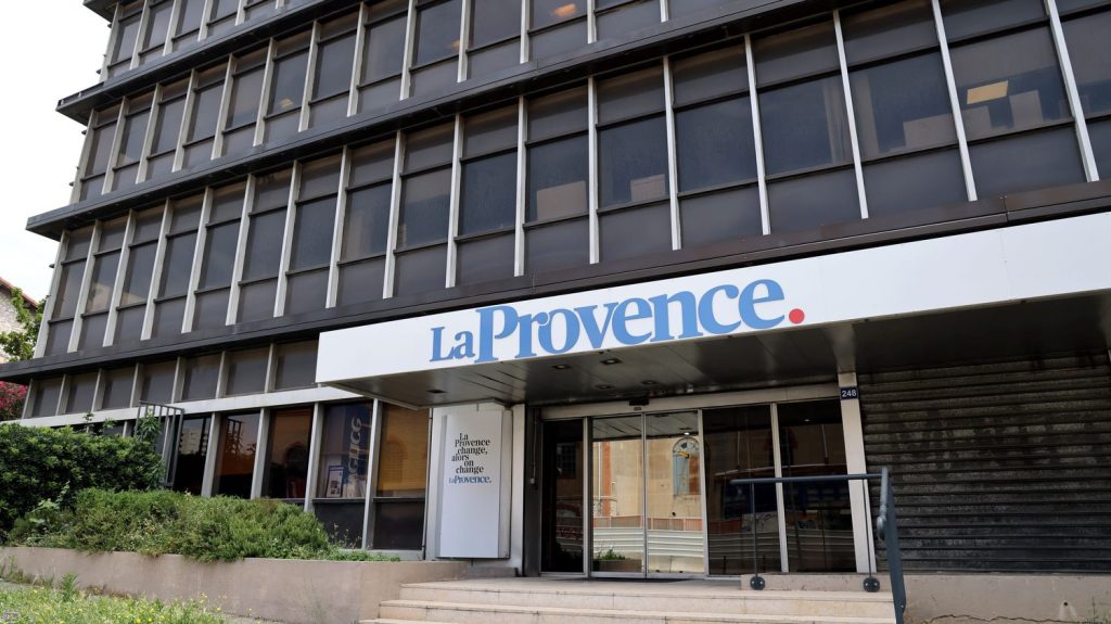 Visite d'Emmanuel Macron à Marseille : le directeur de la rédaction de "La Provence" mis à pied une semaine, une grève illimitée votée par les salariés
Le quotidien avait affiché sur sa une en date de jeudi, après la visite d'Emmanuel Macron, une photo avec la citation : "Il est parti et nous, on est toujours là." Un traitement éditorial qui a déplu en "haut lieu", selon les syndicats du quotidien.