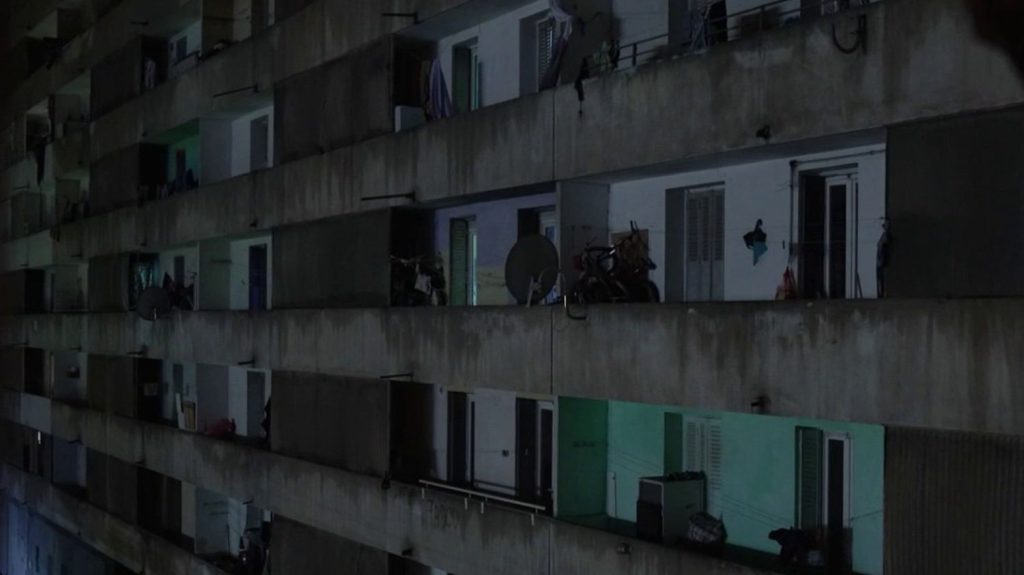 Vidéo
Trafic de drogue à Marseille : une équipe de France 2 a pu filmer un point de deal
Le trafic de drogue est au cœur d'une guerre des gangs qui a fait près de 50 morts en 2023 à Marseille (Bouches-du-Rhône). Les journalistes de "Complément d'enquête" sont parvenus à filmer un point de deal.