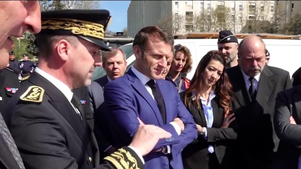 Trafic de drogue à Marseille : l'opération "place nette" déjà critiquée
Au lendemain de la visite surprise d'Emmanuel Macron dans les quartiers nord de Marseille, mardi 19 mars, l'utilité du dispositif "place nette" pour lutter contre le trafic de drogues est remise en cause par l'opposition et une partie des habitants.