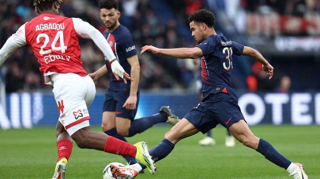 Ligue 1 : revivez le match nul entre le Paris Saint-Germain et Reims
Les Parisiens de Kylian Mbappé, entré en jeu à la 73e minute, ont décroché un troisième match nul consécutif en championnat (2-2) face à des Rémois solides et joueurs, dimanche.
