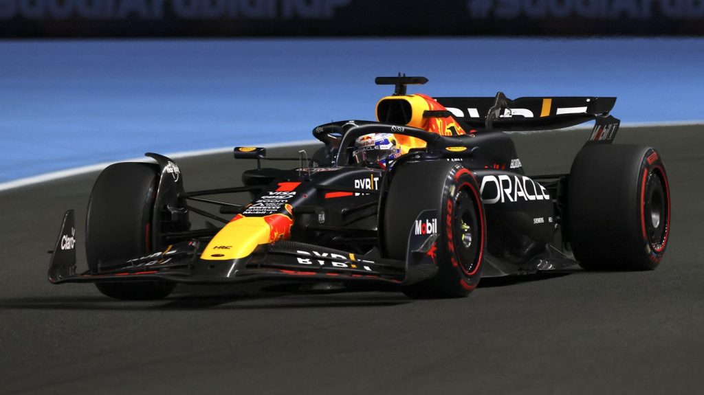 F1 : Max Verstappen en pole position au Grand Prix d'Arabie saoudite, Charles Leclerc deuxième
Le Néerlandais est arrivé en tête des essais qualificatifs du Grand Prix d’Arabie saoudite au volant de sa Red Bull, vendredi à Djeddah. Il partira en pole samedi devant Charles Leclerc (Ferrari) et son coéquipier Sergio Pérez.