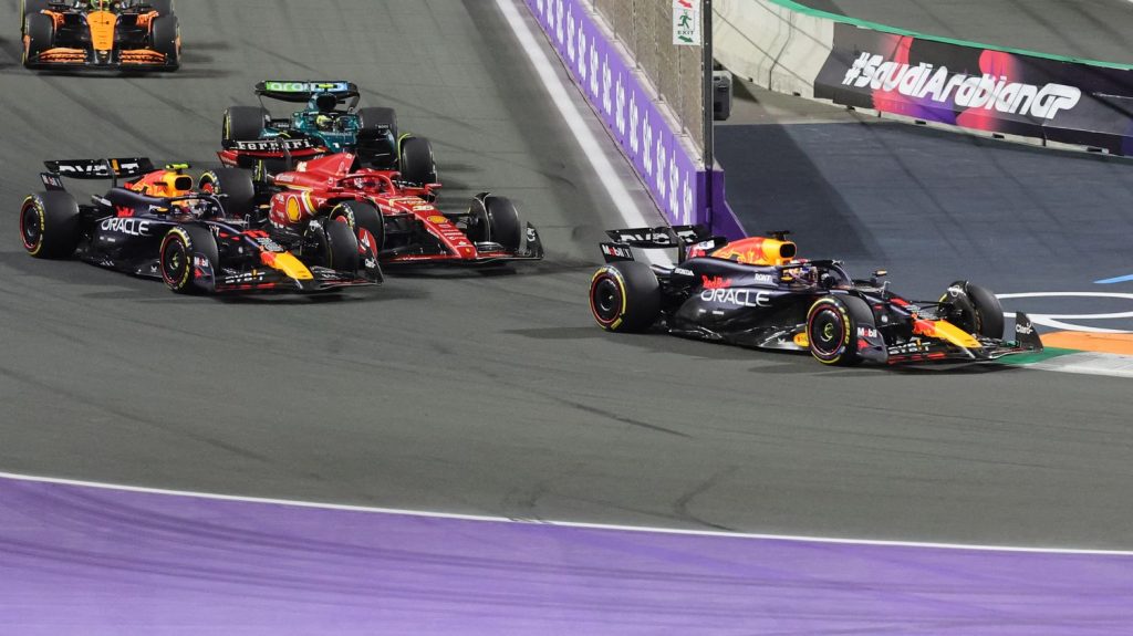 F1 : début de saison parfait pour Max Verstappen, vainqueur du Grand Prix d'Arabie saoudite... Revivez la course
Parti en pole position, le pilote néerlandais a survolé les débats, samedi, pour s'imposer devant son coéquipier chez Red Bull, Sergio Pérez.