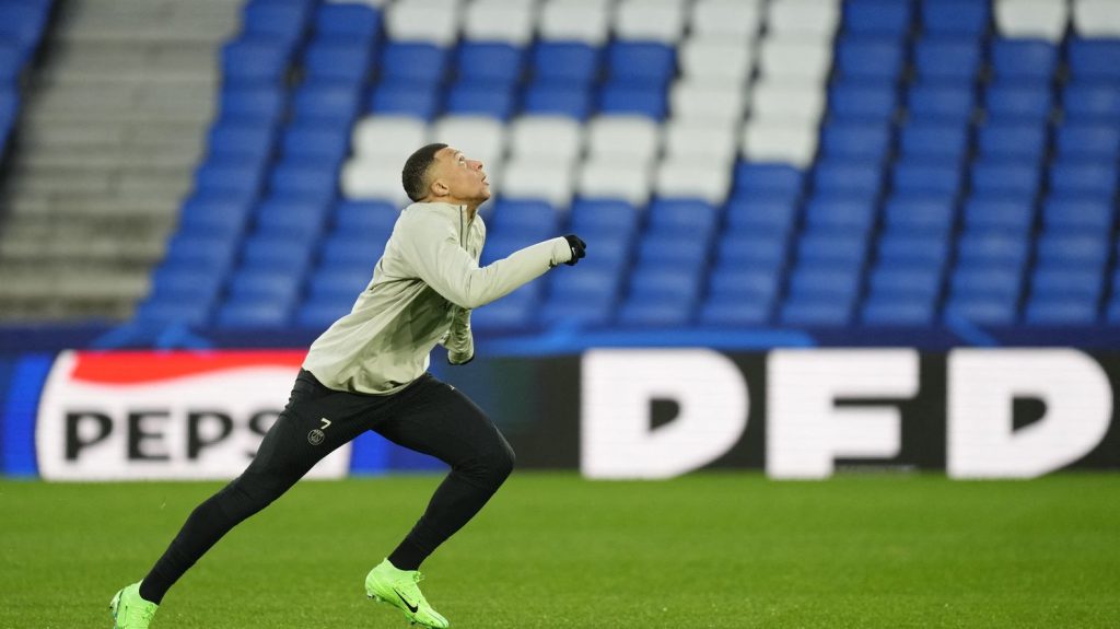 Real Sociedad-PSG : Kylian Mbappé, un leader déclassé qui fait beaucoup parler
La star parisienne n'a pas eu à prendre la parole, lundi, pour que son nom revienne sur toutes les bouches en conférence de presse de veille de match.