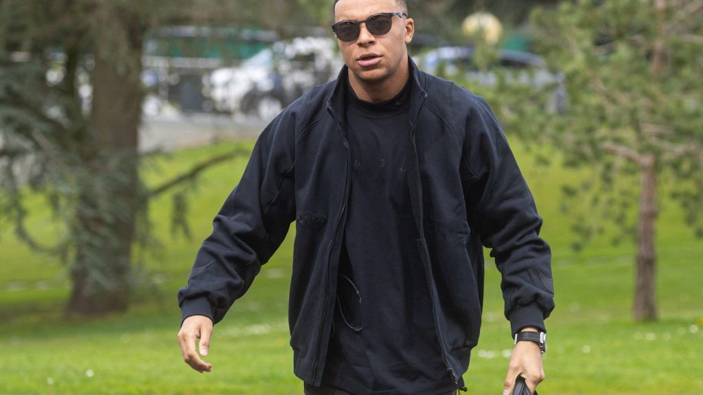 "Aussi rond que le crâne de Mbappé" : l'influenceur marseillais Mohamed Henni mis en demeure par le footballeur pour un sandwich
Le "Klüb Kebab" met en scène le footballeur du PSG, ses avocats demandent à Mohamed Henni d'enlever le nom du vice-champion du monde de la description de son sandwich.
