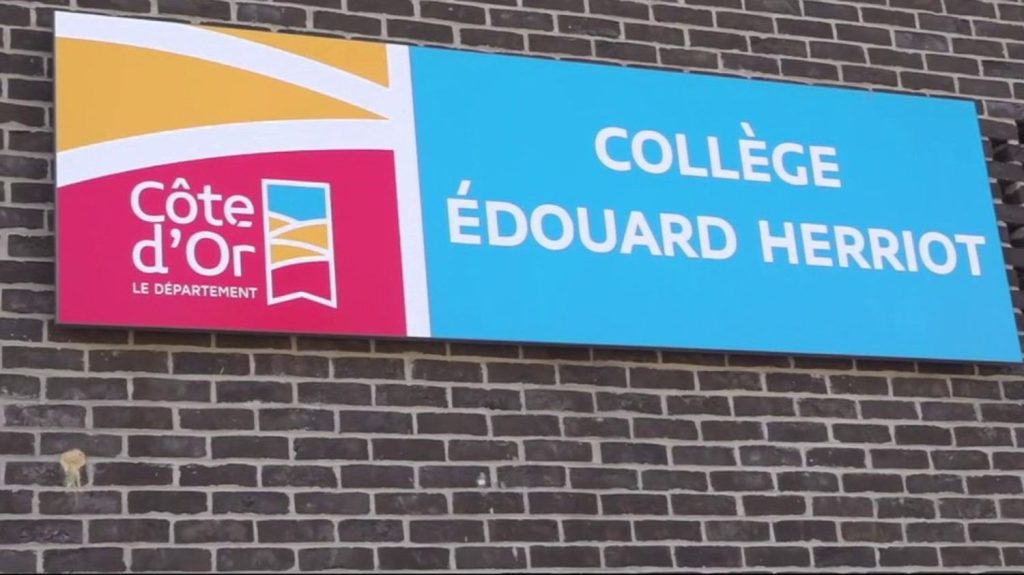 Côte-d'Or : la principale d'un collège a été menacée au couteau par un élève
Un collégien a été interpellé à Dijon (Côte-d'Or), vendredi 15 mars, après avoir menacé la principale de son établissement avec un couteau. L'élève de troisième a été placé en garde à vue.