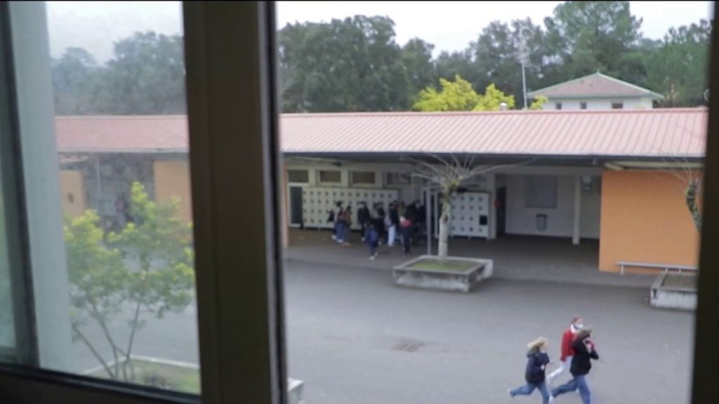 Côte-d'Or : les collégiens sous le choc après la menace d'une attaque au couteau
La principale du collège de Chenôve (Côte-d'Or) a sans doute évité un carnage, vendredi 15 mars. Elle a déclenché l'alarme alors qu'elle était menacée par un élève de 15 ans armé d'un couteau. L'adolescent a été placé en garde à vue.