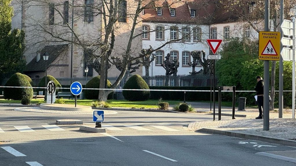 Menaces d'attentat dans les établissements scolaires : les académies de Reims, Nancy-Metz et de Strasbourg touchées lundi
Plusieurs dizaines de collèges et lycées de l'est de la France ont été visés ce lundi par des messages malveillants sur leurs espaces numériques de travail.