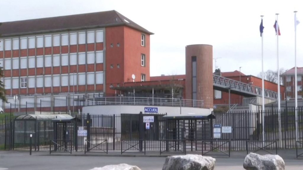 Hauts-de-France : 122 établissements scolaires visés par des menaces terroristes
Plusieurs élèves des Hauts-de-France ont reçu des messages à caractère terroriste, samedi 23 mars. Leur auteur se présente comme un combattant de l'État islamique et évoque des attaques à l'explosif lundi contre 122 collèges et lycées de la région.