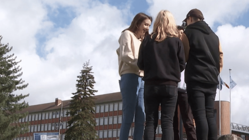 Hauts-de-France : des lycées visés par des menaces terroristes
Des mails terrifiants ont été envoyés à des élèves de cinq collèges et lycées de l’académie d’Amiens (Somme). Des messages à caractère terroriste qui menacent de faire exploser, lundi 25 mars, 122 établissements. Les élèves, parents et professeurs sont inquiets.