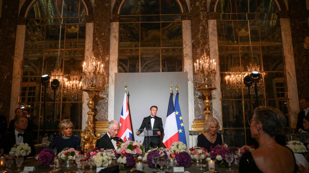 Des Kennedy au roi Charles III, plus de 4 000 menus de banquets présidentiels mis aux enchères par un chef lyonnais
C'est l'histoire racontée par les menus de banquets présidentiels. Au mois de mai, des milliers de menus collectionnés par un chef lyonnais seront vendus aux enchères. Pour l'occasion, le cuisinier prépare même une reconstitution du dîner donné en l'honneur des Kennedy, à Versailles, en 1961.