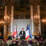 Des Kennedy au roi Charles III, plus de 4 000 menus de banquets présidentiels mis aux enchères par un chef lyonnais
C'est l'histoire racontée par les menus de banquets présidentiels. Au mois de mai, des milliers de menus collectionnés par un chef lyonnais seront vendus aux enchères. Pour l'occasion, le cuisinier prépare même une reconstitution du dîner donné en l'honneur des Kennedy, à Versailles, en 1961.