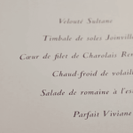 Gastronomie : les menus de plus de 4 000 dîners d'État bientôt vendus aux enchères
Plus de 4 000 menus de dîners d'État qui ont été organisés en France vont être vendus aux enchères fin mai. Des pièces parfois historiques dont l'addition pourrait avoisiner 100 000 euros.