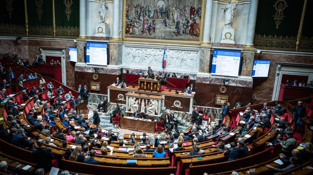L'Assemblée nationale adopte des mesures pour pénaliser la "fast fashion"
La proposition de loi, adoptée jeudi en première lecture, devra désormais être examinée par le Sénat.