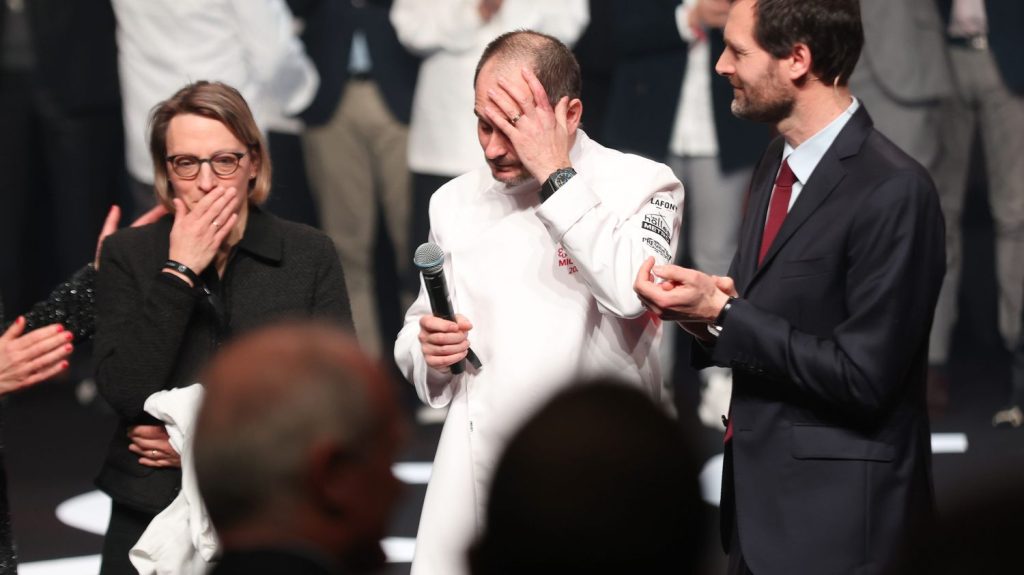 Cérémonie des étoiles Michelin : que valent les guides ?
Le Michelin dévoile lundi 18 mars ses nouveaux chefs étoilés. Ce rendez-vous est toujours un événement, mais les guides sont-ils encore utiles à l'heure du numérique ?