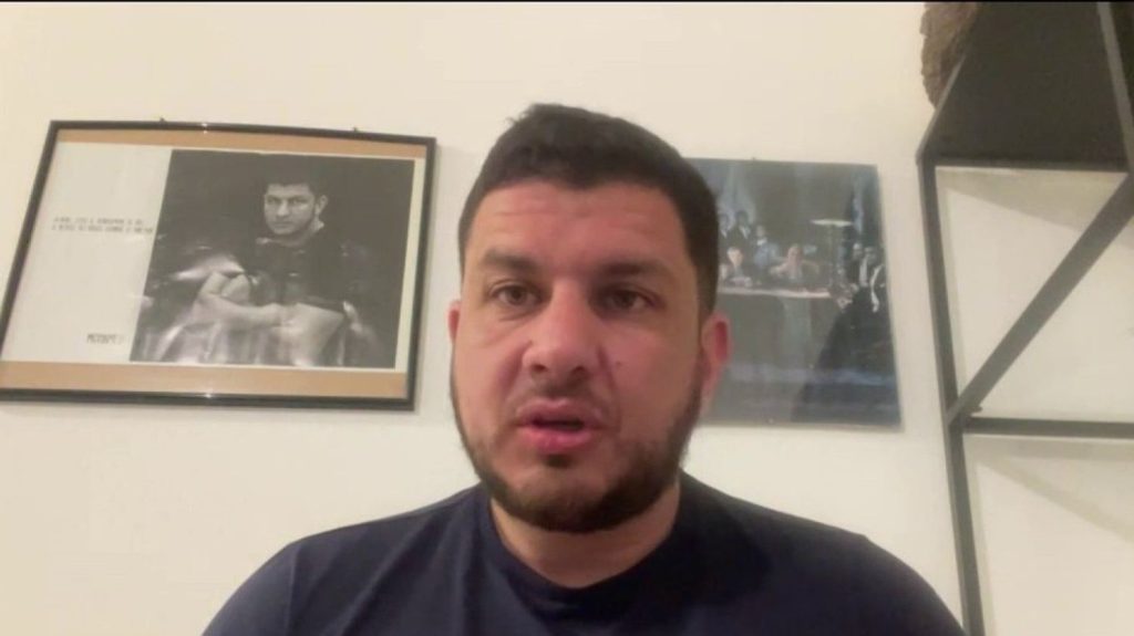 Trafic de drogue : "Les seules personnes de l'autorité publique sont les policiers" souligne Mohamed Benmeddour
Mardi 19 mars, Emmanuel Macron était en visite à Marseille (Bouches-du-Rhône), dans le cadre de son opération "place nette XXL", destinée à enrayer le trafic de drogue. Mohamed Benmeddour, éducateur spécialisé ayant organisé la rencontre entre le président et les habitants de La Castellane, était l'invité du 19/20.