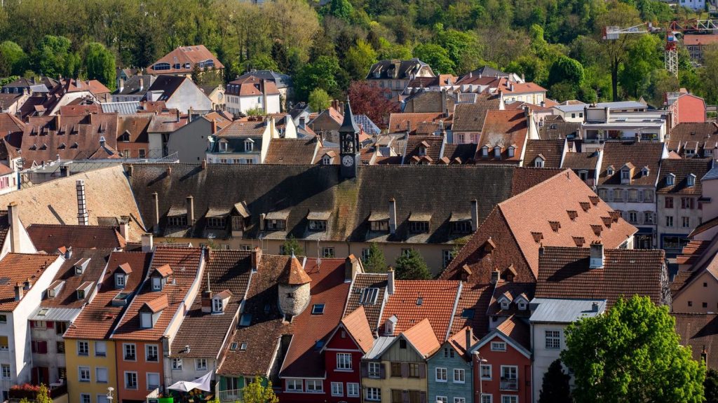 Montbéliard devient "Capitale française de la Culture" et promet un "Joyeux bazar" pour sa cérémonie d'ouverture
L'agglomération du Doubs se lance samedi 16 mars dans l'aventure de "Capitale de la Culture" en présence de Gabriel Attal. Au programme, près de 300 événements artistiques sont prévus dans toutes les communes de la région durant toute l'année.