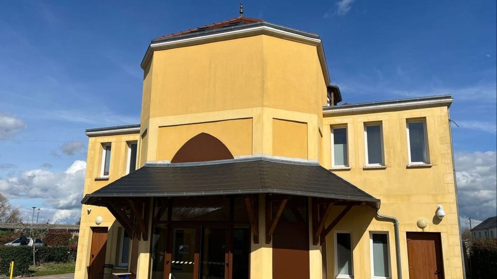 La mosquée de Saint-Jean-de-Braye, dans le Loiret, visée par une lettre de menaces, une plainte déposée
Le courrier a été découvert samedi, imbibé de graisse de porc et avec un message anti-musulman.